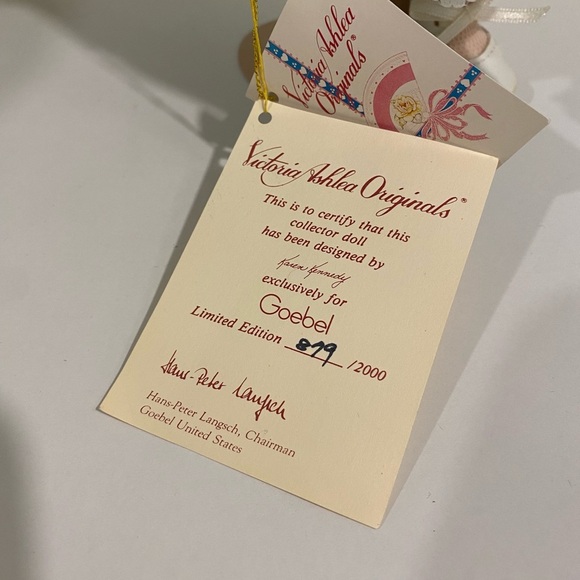 Victoria Ashlea Originals Collector Porcelain Doll Susan on Display Stand - Picture 3 of 5